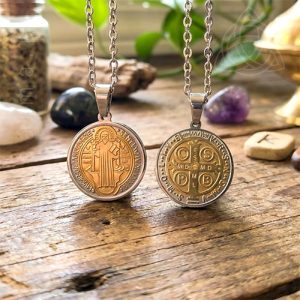 Fio com Medalha de São Bento – Aço Dourado e Prateado