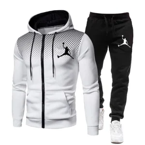 Confira o novo conjunto de moletom com capuz masculino, uma escolha incrível em roupas esportivas da marca líder de vendas. Perfeitas para o outono, essas calças casuais são ideais tanto para a academia quanto para corridas. Entre na moda esportiva de 2024!